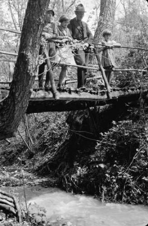 Orsova [Banat]: Otto Alscher mit Kindern auf Brücke