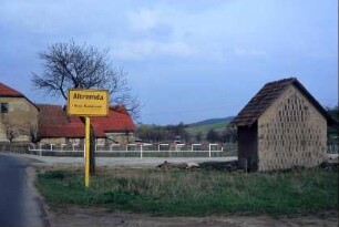 Ortseingang mit Schild und Häuschen