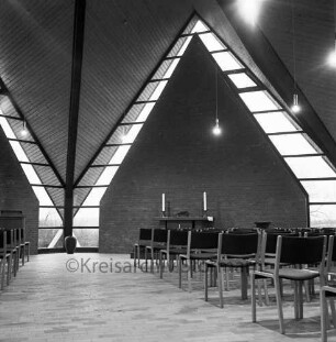 Rethwischdorf: Christuskirche: Innenansicht: Blick über Gestühl auf Altarraum hinten rechts: links Dachbinder mit anschließendem Fensterbereich