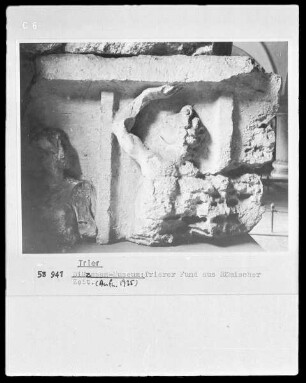 Relief mit einer stehenden Figur