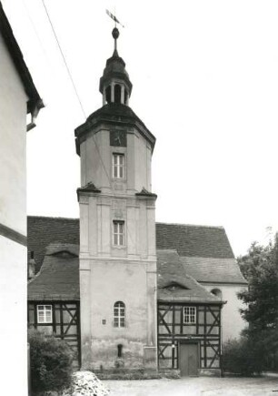 Annaburg. Pfarrkirche. Um 1500. Turm (Erweiterung 1729) und Fachwerkanbau (1787) von Nordosten