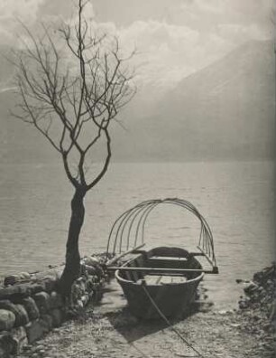 Gegelichtaufnahme im Herbst am Largo Maggiore bei Locarno. Ein Boot liegt am Ufer.