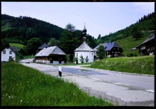 Aeule: Schwarzwaldhäuser mit Kapelle