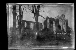 Langenmark (=Langemark, Belgien): Mauerreste einer "zerstörte[n] Kirche", im Vordergrund mehrere einfache Grabkreuze