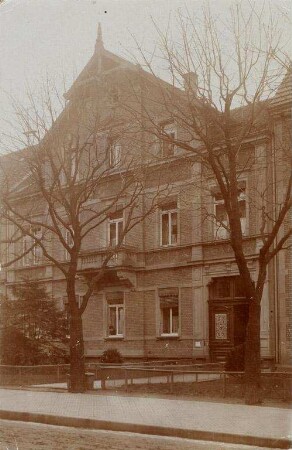 Postkartenalbum mit Motiven von Karlsruhe. Wohnhaus in Karlsruhe