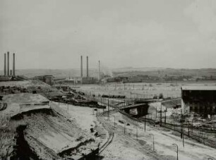 Hirschfelde, Braunkohleabbau, Tagebau Hirschfelde (Kopalnia Turoszów), Gruben- und Abraumwerkstatt, Blick nach Nordwesten auf Kraftwerk und Braunkohlenwerk