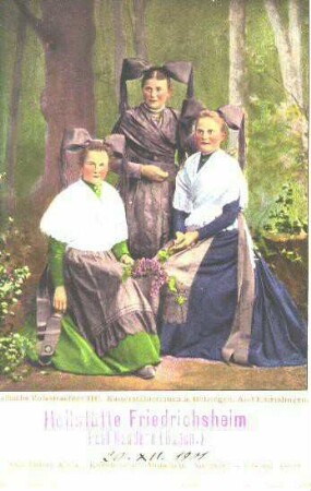Drei Frauenin Markgräfler Tracht