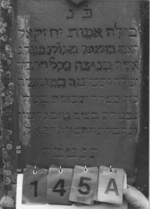 Grabstein 145 (Index: 99608829) Material: Sandstein Zustand: gut Maße HxBxT: 135x52x17 cm Beschreibung: Stele, profilierter Sockel, eingezogener Rundbogenabschluß, Schriftfeld eingetieft mit Doppelrundbogenabschluß: Grabstein 145A