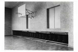 Evangelische Schule, Berlin-Neukölln: Bestuhlung der Turnhalle/Aula, ganz eingefahren