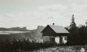 Kleinhennersdorf (Gohrisch-Kleinhennersdorf). Neue Clubhütte der Gipfelstürmer auf der Berthelt-Höhe. Blick gegen Hohe Liebe und Schrammsteine