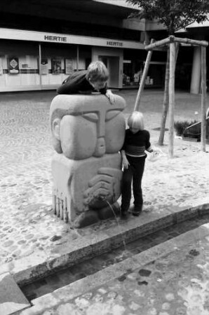 Freiburg: Neue Brunnenfiguren, die Pissende, vor Hertie