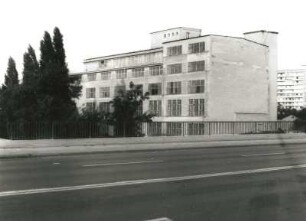 Dresden-Südvorstadt, Zwickauer Straße 35. Fabrikgebäude (um 1928). Blick von der Nossener Brücke