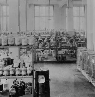 Vorratsraum für farbige Tuschen : Technikgeschichte | Technologie | Farben- und Tintenfabrikation | Tuschen | Günther Wagner