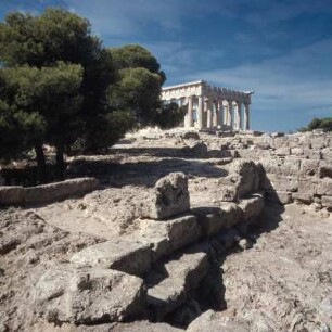 Aigina. Aphaia-Tempel, um 480 v. Chr. Blick von Südosten, aus den Propyläen