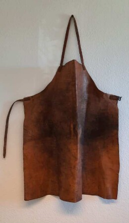 Kleidung / Schürze aus Leder