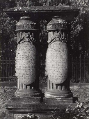 Leipzig-Thekla, Friedhof : Leipzig-Thekla, Friedhof. Doppelgrabmal für Johann David Altner (gest. 1844) und seine 2. Frau Marie Christiane (gest. 1833)