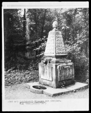 Brunnen mit Obelisk