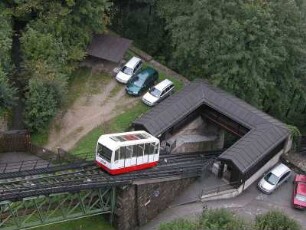 Salzburg - Kabinenseilbahn : Standseilbahn zur Festung. Aufgenommen in der Altstadt von Salzburg, 2004