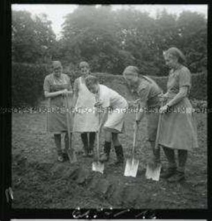 Arbeitsmaiden des Reichsarbeitsdienstes erhalten eine Unterweisung im Graben