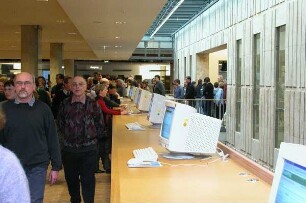 Eingangsbereich (Ebene 0) : Besucher im Eingangsbereich (Ebene 0)