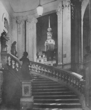 Dresden. Zwinger, Treppe mit Putti am Glockenspielpavillon, Blick zum Hausmannsturm