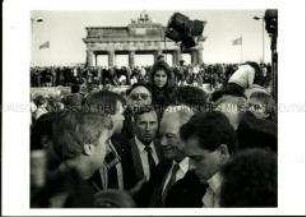 Willy Brandt am Brandenburger Tor am Tag nach dem Mauerfall