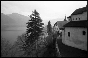 Spiez: vom Schlosspark auf See, rechts, Kirchenwand