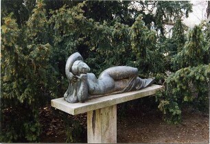 Liegende weibliche Figur