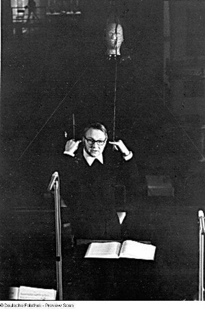 Thomaskantor Hans-Joachim Rotzsch (geb. 1929) während einer Probe in der Thomaskirche (mit Aufnahmetechnik)