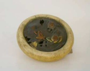 Netsuke mit Kapsel aus Elfenbein