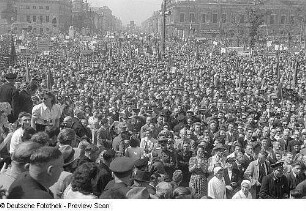 Aufnahmen von den Feierlichkeiten zum 1. Mai 1946 in Berlin : Mai-Kundgebung von der Tribüne am Berliner Schloss aus gesehen