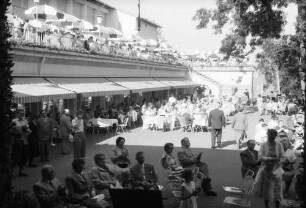 Freudenstadt: Kurgarten; Kurhaus und Zuhörer am Konzert