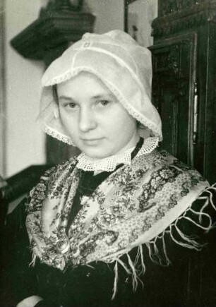 Mädchen aus Billigheim, der Kamera zugewandt, in Volkstracht. Portrait. Berlin Ausstellung