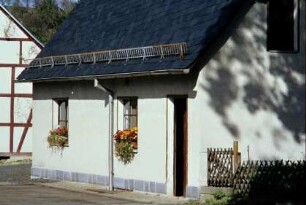 kleines, eingeschossiges Haus