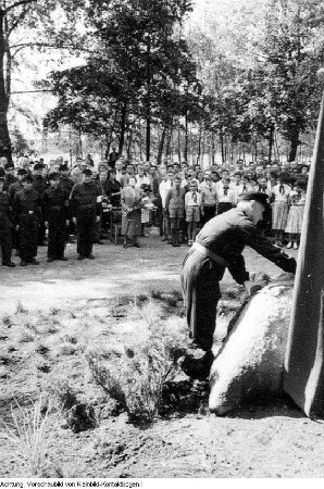 Dresden, Hellerau. Deutsche Werkstätten Hellerau: Feierliche Freigabe eines dem Antifaschisten und von den Nazis hingerichteten Kurt Schlosser gewidmeten Steines in den Hellerauer Werkstätten, 1965