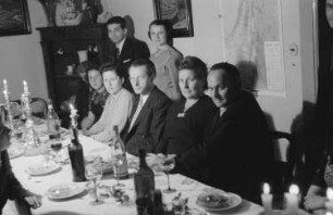 Hochzeit der Familie Wolstein : Hochzeitsgäste und Eltern des Bräutigams auf der Feier