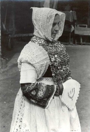 Brautführerin aus Bluno : Kleidung - Hoyerswerdaer Tracht. Ort: Bluń / Bluno. Brautführerin (zamama).