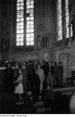 Besucher im Westchor des Naumburger Doms St. Peter und Paul