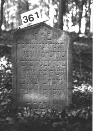 Grabstein 361 (Index: 99898387) Material: Sandstein Zustand: an den Rändern und unten verwittert Maße HxBxT: 68x44x8 cm Beschreibung: Stele mit Kielbogenabschluss, von der Spitze herabhängende, eingeritzte Blüte Symbolik: Blüte Besonderheit: Kindergrab: Grabstein 361
