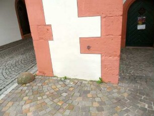 Stadtbefestigung - Steinheimer Torturm-Durchfahrt von Stadtseite -Basis rechts der Durchfahrt mit Eisenring (Pferdehalter)