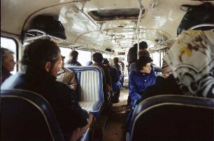 Fahrgäste in einem Bus
