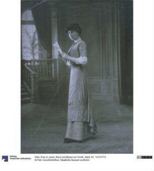 Frau in Jacke, Rock und Bluse von Worth