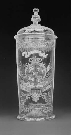 Deckelhumpen mit sächsisch-polnischem Wappen aus Schloß Moritzburg : Deckelhumpen (mit bekröntem sächsisch-polnischen Wappen und Kriegsarmaturen auf Konsolbank) aus Schloß Moritzburg. Sachsen, 1720/1730. Glas, farblos, Emailmalerei; Höhe 27,2 cm. Dresden: Kunstgewerbemuseum 37452