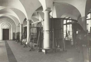Raumaufnahmen Stallgebäude und Zwinger : Dresden, Johanneum, Obergeschoss, Historisches Museum, Kriegswaffensaal, Saal 9, nach der Bergung