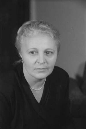 Porträtaufnahmen der Professorin Elisabeth Zaisser (1950-1952 Staatssekretärin im Ministerium für Volksbildung der DDR) im Zuge einer Reportage aus dem Ministerium für Volksbildung der DDR : Porträt von Elisabeth Zaisser