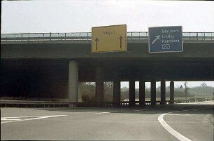 Ausfahrt aus Kreisel Nordwest (AK Hegau Richtung Singen) zu Fahrbahn West der B33 (Engen Richtung Singen)