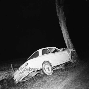 Unfall: Sülfelder Straße: Verkehrsunfall: verunglückter Pkw an Baum: Rück- und Seitenfront: Nacht