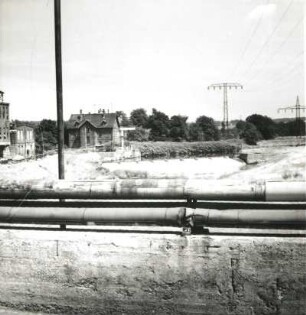 Zwickau-Crossen. Zwickauer Mulde mit Überfallwehr und Schützenanlage des Mühlgrabens. Blick von der Muldebrücke