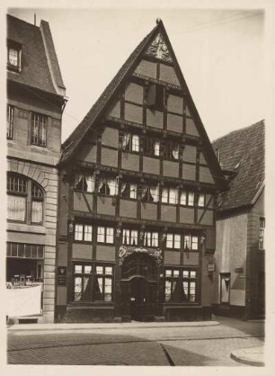 Osnabrück. Ansicht eines 1690 im Stil der Weserrenaissance erbauten Bürgerhauses. Dieses Fachwerkhaus wurde vom Gerichtsvogt Gerdt Hendrich Meuschen erbaut. Genutzt wurde das Haus über Jahrhunderte als Gasthaus und Herberge unter dem Namen Ratsschänke bzw. Walhalla.