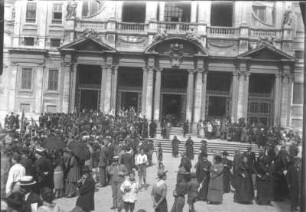 Rom. Pfadfinder und Zuschauer vor der Kirche Santa Maria Maggiore